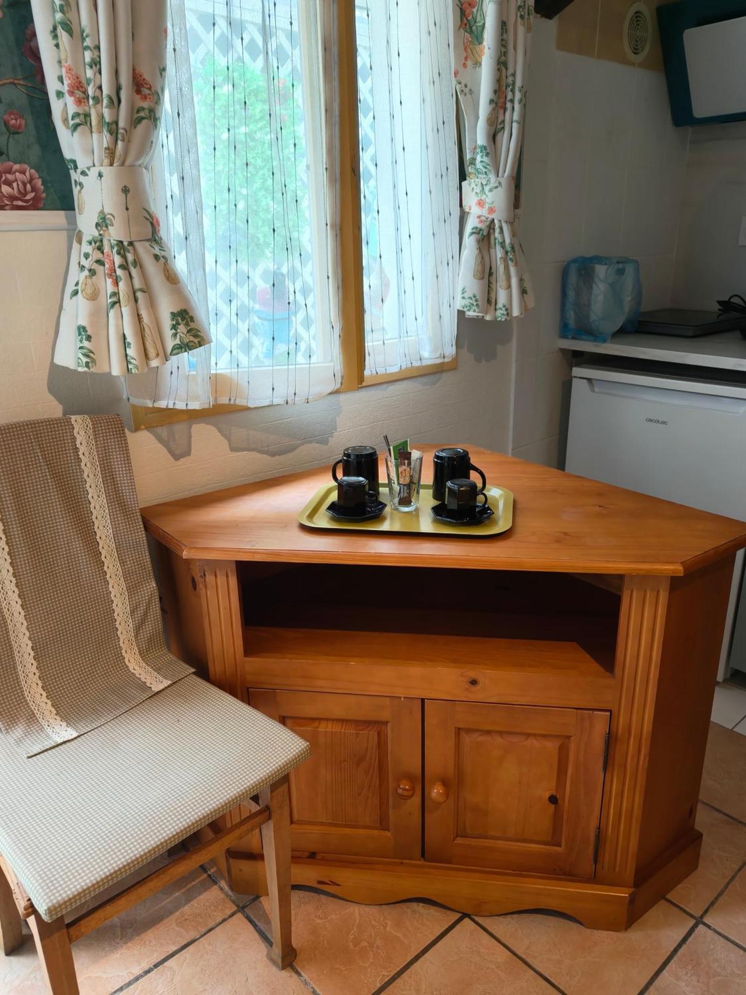 Le Coin Des Artistes Bed & Breakfast Живерни Стая снимка